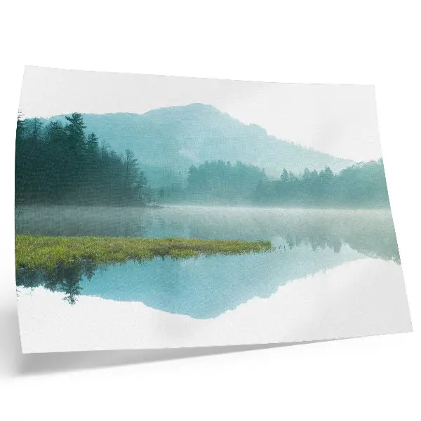 Poster em tela de um lago tranquilo entre montanhas verdejantes