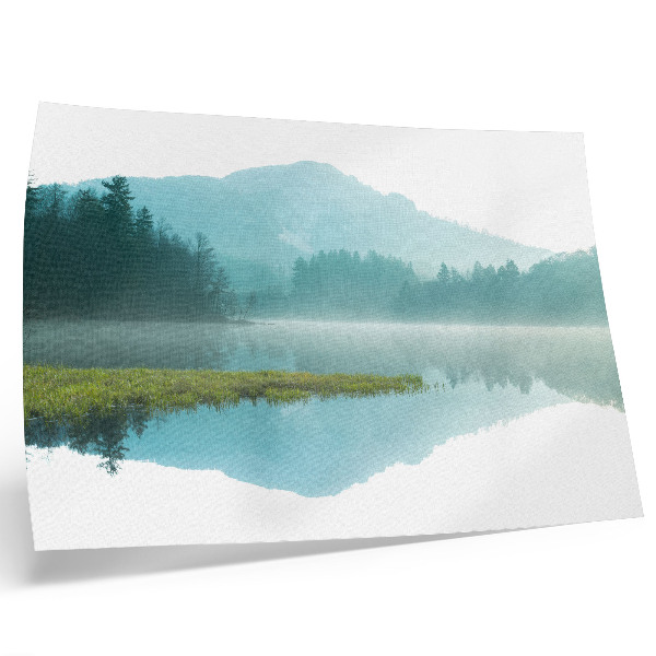 Poster em tela Um lago tranquilo entre montanhas verdejantes.