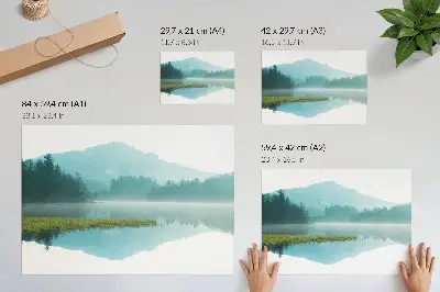 Poster em tela de um lago tranquilo entre montanhas verdejantes