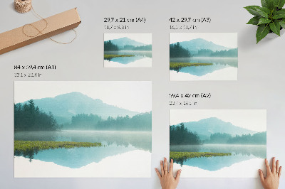 Poster em tela Um lago tranquilo entre montanhas verdejantes.