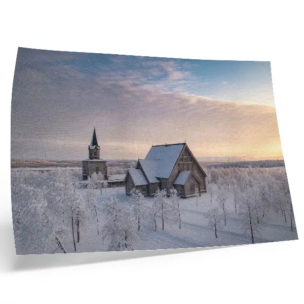 Poster para sala paisagem invernal tranquila com igreja de madeira