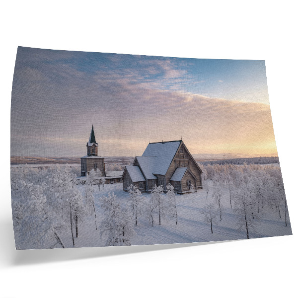 Poster para a sala Uma paisagem invernal tranquila com uma igreja de madeira.