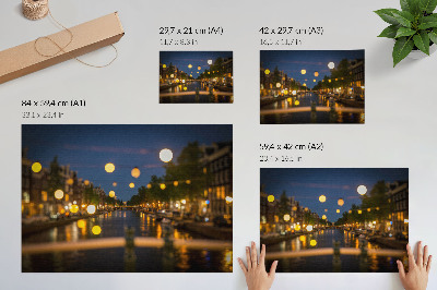 Poster em tela Uma cidade encantadora à noite, com luzes refletidas na água.