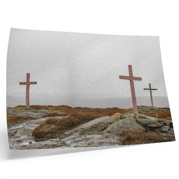 Poster Três cruzes de madeira em uma colina enevoada na natureza.