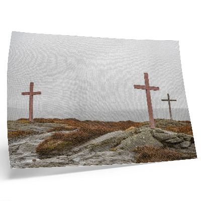 Poster Três cruzes de madeira em uma colina enevoada na natureza.