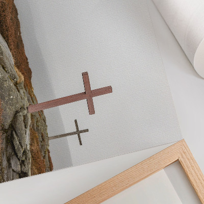 Poster Três cruzes de madeira em uma colina enevoada na natureza.