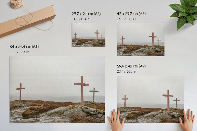 Poster Três cruzes de madeira em uma colina enevoada na natureza.
