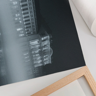 Poster em tela Cidade noturna com neblina e edifício monumental