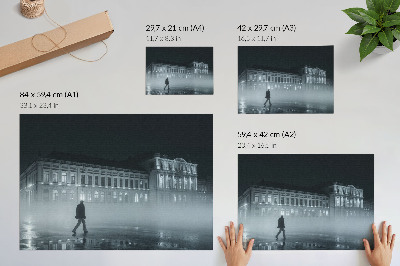 Poster em tela Cidade noturna com neblina e edifício monumental