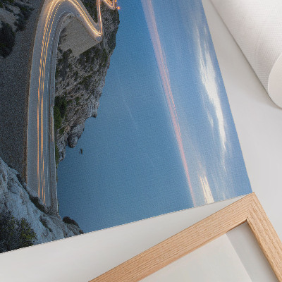 Poster para a sala Uma paisagem pitoresca com uma lanterna e uma estrada sinuosa à noite.
