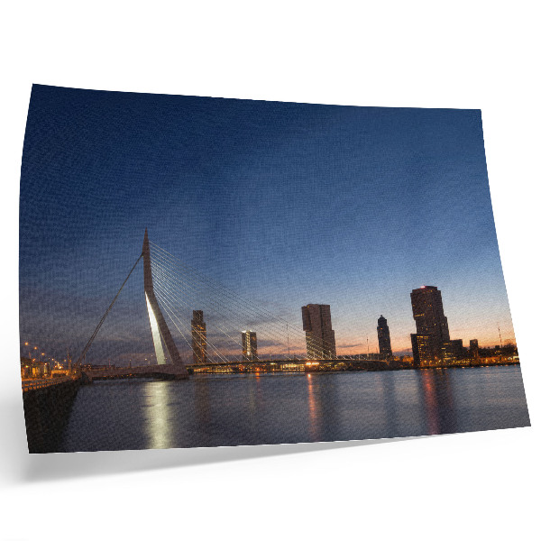 Poster para a sala Ponte e cidade ao entardecer com luzes brilhantes da cidade