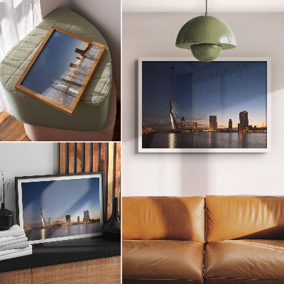 Poster para a sala Ponte e cidade ao entardecer com luzes brilhantes da cidade