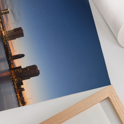 Poster para a sala Ponte e cidade ao entardecer com luzes brilhantes da cidade