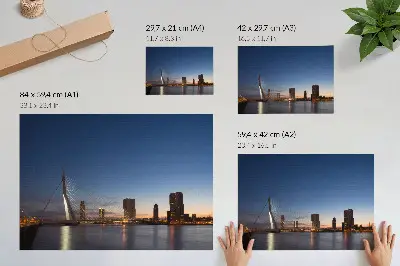 Pôster Ponte e Cidade ao Entardecer com luzes brilhantes da cidade para sala