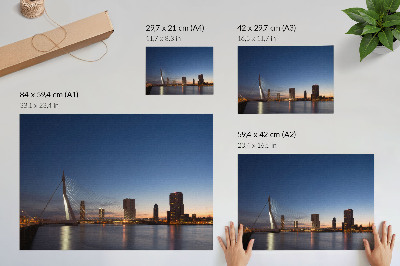 Poster para a sala Ponte e cidade ao entardecer com luzes brilhantes da cidade