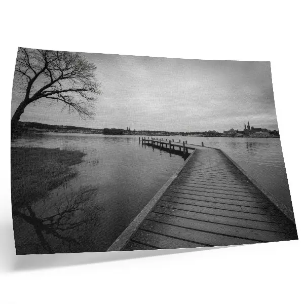 Poster em tela paisagem em preto e branco com píer de madeira e lago calmo
