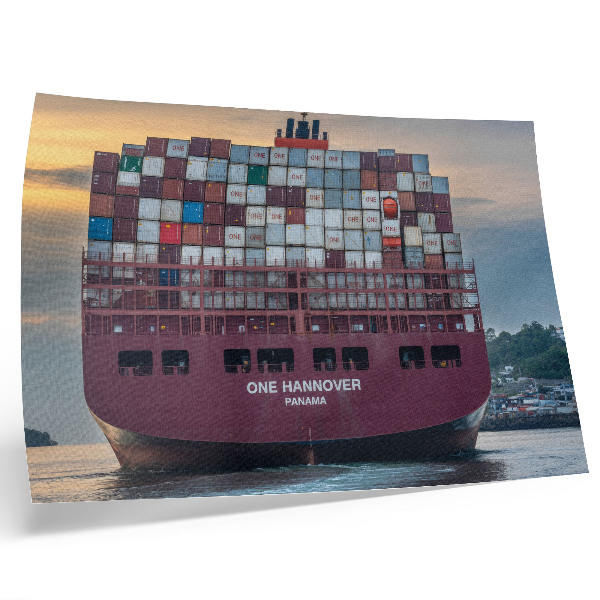 Poster para a sala Um navio porta-contentores cheio de contentores coloridos na água.