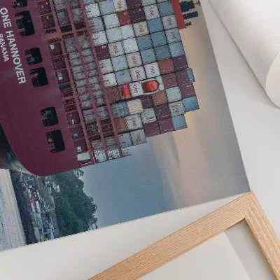Poster para sala navio porta-contentores com contentores coloridos na água