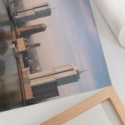 Poster arranhas-céus impressionantes e uma ponte elegante sobre o rio
