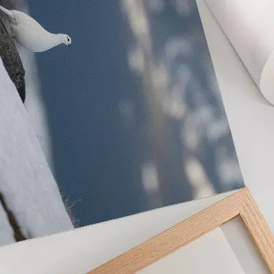 Poster em tela pássaro na neve com paisagem invernal delicada