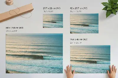 Poster ondas do oceano com horizonte calmo e surfistas