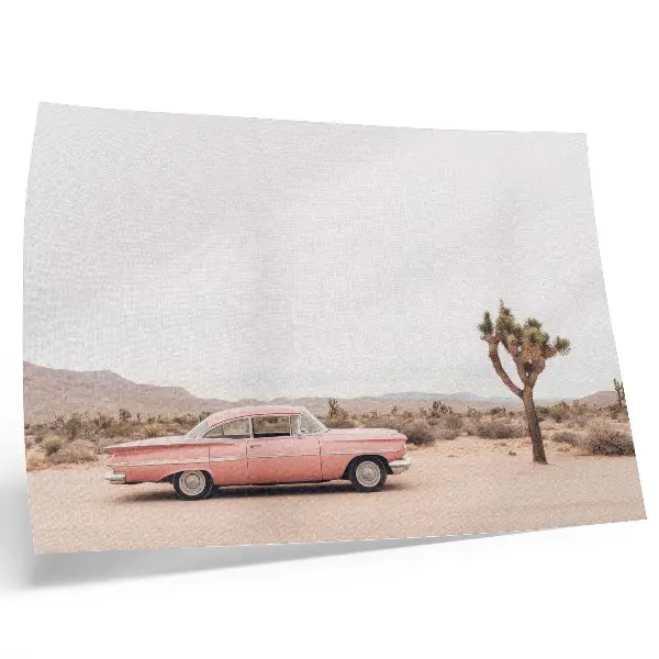 Poster para sala com um carro antigo no deserto ao lado de uma árvore solitária