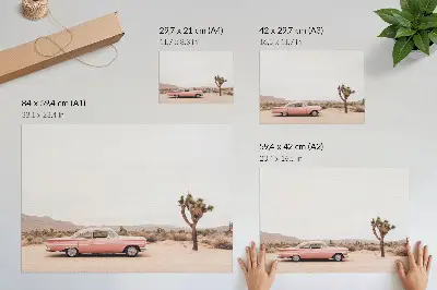 Poster para sala com um carro antigo no deserto ao lado de uma árvore solitária