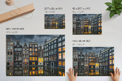 Poster Prédios residenciais à beira do canal, atmosfera aconchegante de reflexão.