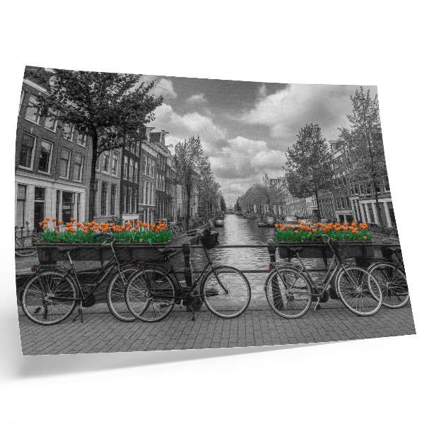 Poster em tela Uma vista encantadora do canal, bicicletas, tulipas, preto e laranja.