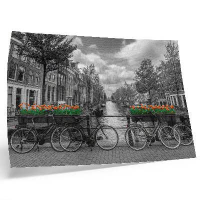 Poster em tela Uma vista encantadora do canal, bicicletas, tulipas, preto e laranja.