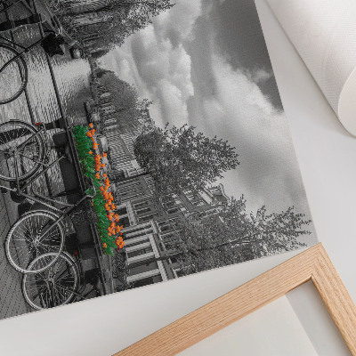 Poster em tela Uma vista encantadora do canal, bicicletas, tulipas, preto e laranja.