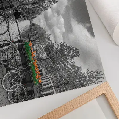 Poster em tela uma vista encantadora do canal com bicicletas e tulipas nas cores preto e laranja