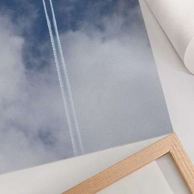 Poster mural Avião no céu azul com listras brancas