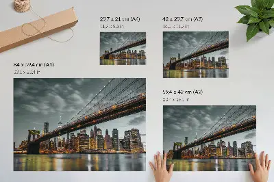 Pôster panorama ao entardecer com cidade, ponte, luzes e água