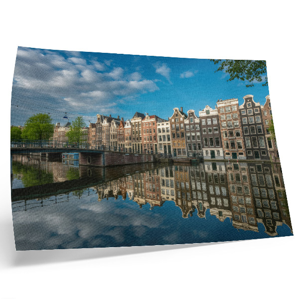 Poster para a sala Casas de apartamentos sedutoras refletidas nas águas do canal.