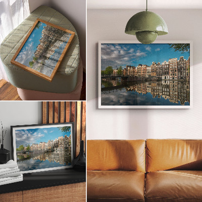 Poster para a sala Casas de apartamentos sedutoras refletidas nas águas do canal.