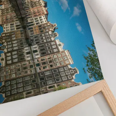Poster para sala casas de apartamentos refletidas nas águas do canal