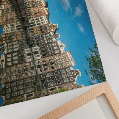 Poster para a sala Casas de apartamentos sedutoras refletidas nas águas do canal.