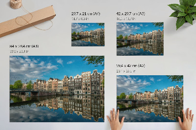 Poster para a sala Casas de apartamentos sedutoras refletidas nas águas do canal.