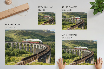 Poster Um viaduto com um trem entre colinas verdejantes.