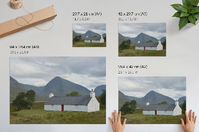 Poster mural Uma casa de campo branca entre montanhas e vegetação.