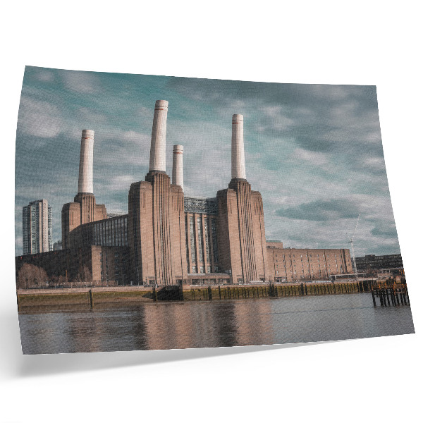 Poster para a sala Um edifício imponente com chaminés sobre o rio.