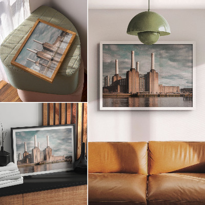 Poster para a sala Um edifício imponente com chaminés sobre o rio.