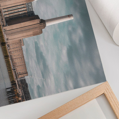 Poster para a sala Um edifício imponente com chaminés sobre o rio.