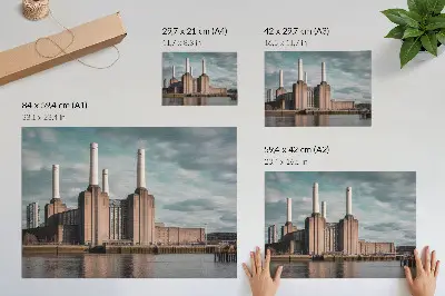 Poster para sala de um edifício imponente com chaminés sobre o rio