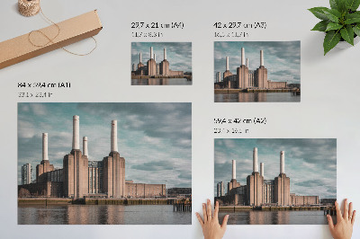 Poster para a sala Um edifício imponente com chaminés sobre o rio.