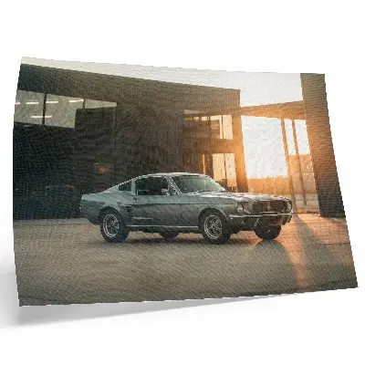 Poster em tela um carro clássico em um cenário arquitetônico