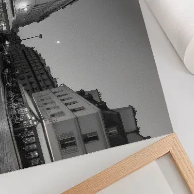 Poster para sala prédios em preto e branco com temática de cafés e elegância noturna