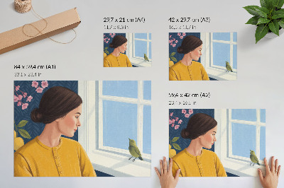 Poster Mulher de camisa amarela com um pássaro no parapeito da janela.