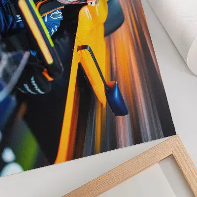 Pôster mural de um piloto em um carro de corrida com velocidade e energia